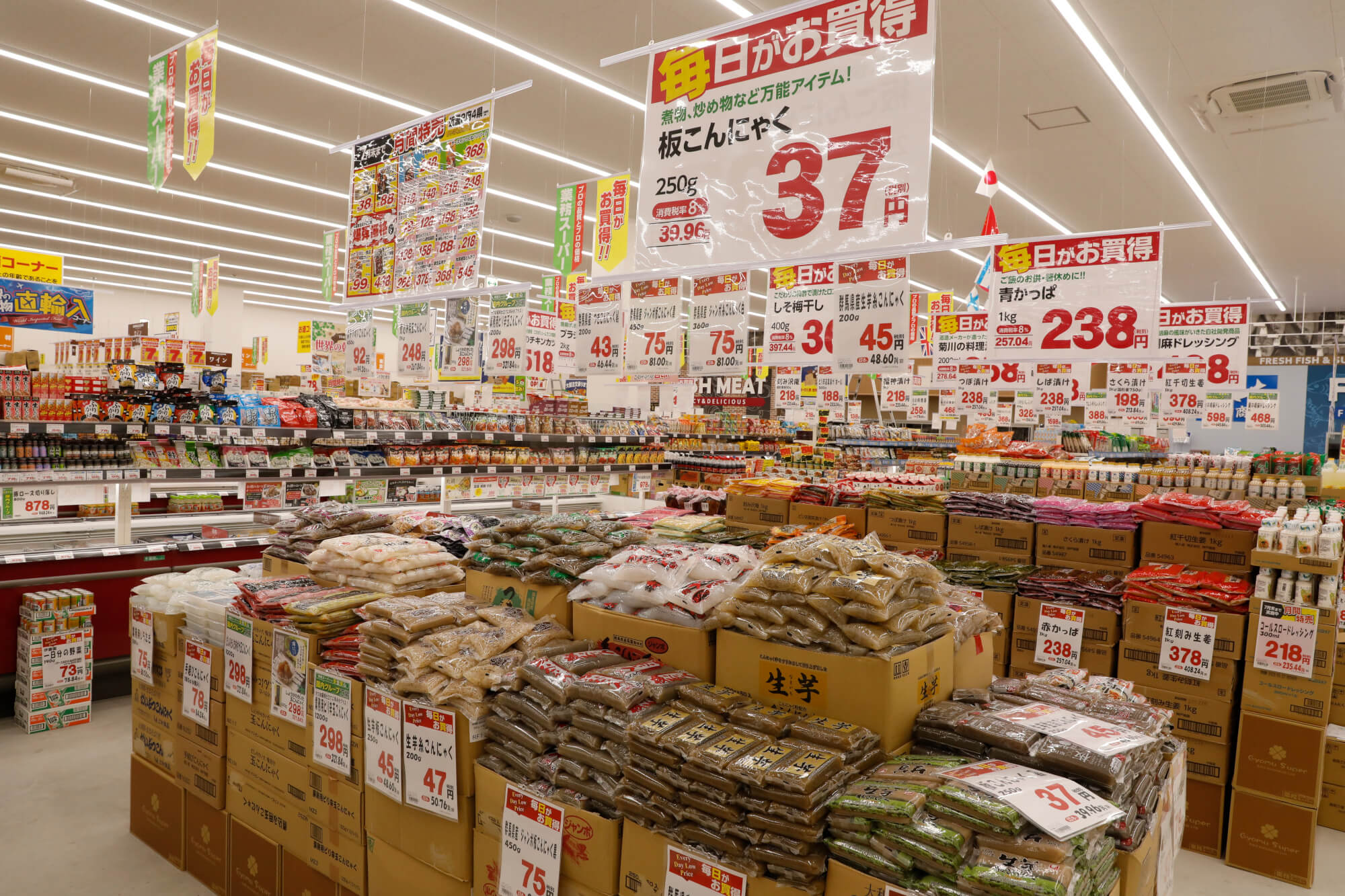 業務スーパーが「安さ」と「安全」を両立させる徹底的な手法とは　31歳で、カリスマ社長の父から継いだ2代目が目指す「食のインフラ」